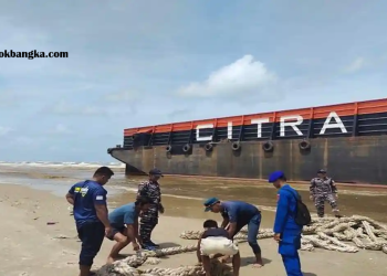 Tongkang TK Citra 3003 Kandas di Pantai Pesaren Belinyu, Ternyata Berlayar dari Batam ke Pontianak