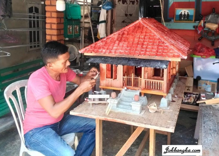 Bukti Cinta Budaya Daerah, Seniman Bangka Selatan Yoelchaidir Ciptakan Miniatur Rumah Adat Pelideh