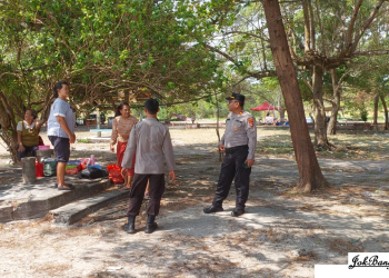 Sat Polairud Polres Bangka Patroli di Pantai Matras, Imbau Wisatawan Waspada Ombak