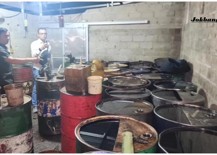 Polda Babel Bongkar Gudang Penimbunan 8 Ton Solar Subsidi di Bangka Barat, Tiga Pelaku Diamankan Polisi