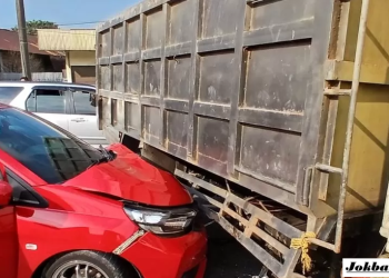 Truk Vs Brio Merah di Jalan Koba Bangka Tengah, Bagian Depan Mobil Ringsek Parah! Begini Kronologi dan Kondisi Terbaru di Lokasi
