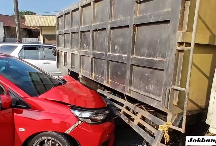 Truk Vs Brio Merah di Jalan Koba Bangka Tengah, Bagian Depan Mobil Ringsek Parah! Begini Kronologi dan Kondisi Terbaru di Lokasi