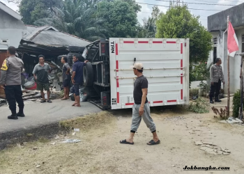 Truk Tabrak Rumah Warga di Bangka Barat, 4 Orang Luka-Luka, Bocah 5 Tahun Cedera di Kepala