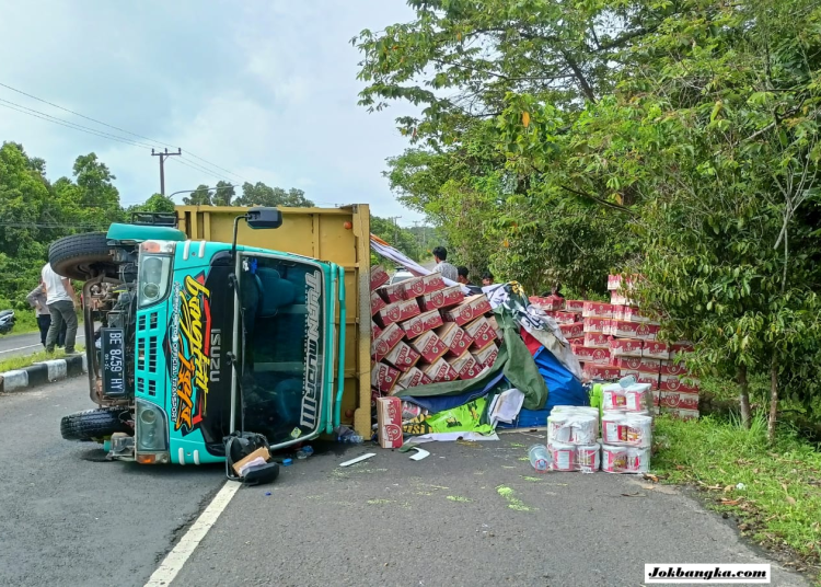 Truk Terguling di Tanjung Kalian, 915 Dus Bir Berhamburan di Jalan Raya