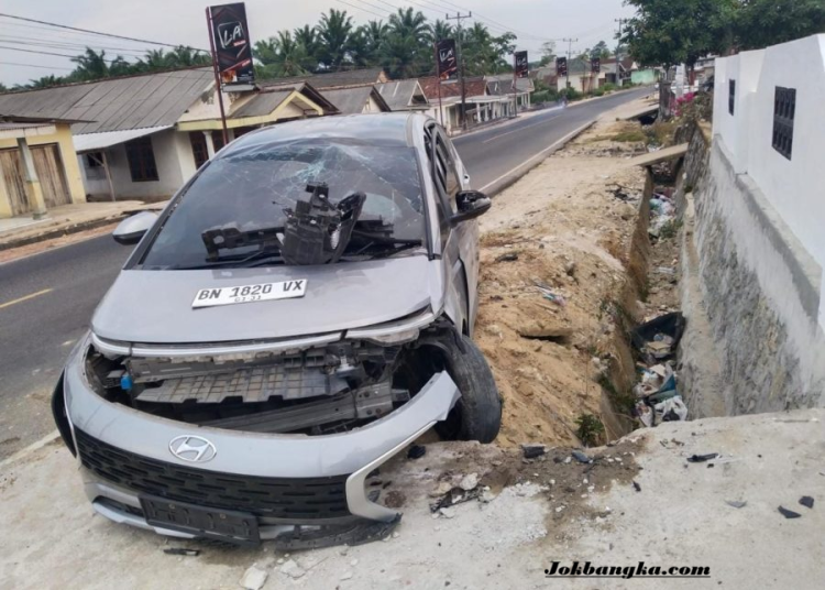 Diduga Sopir Mengantuk, Mobil MPV Tabrak Parit di Desa Ranggas, 1 Orang Meninggal