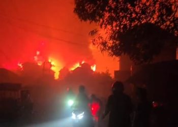 Kebakaran Hebat Landa Dusun Serdang Bangka Selatan, Puluhan Rumah Dikabarkan Hangus Salin Judul